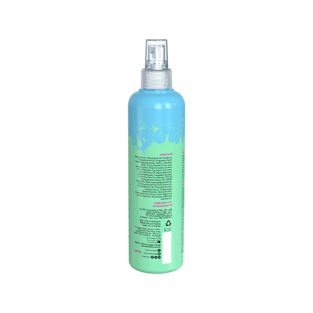 Brasilianisches Produkt Kokosnussspray von Salon Line SOS Cachos Anwendung